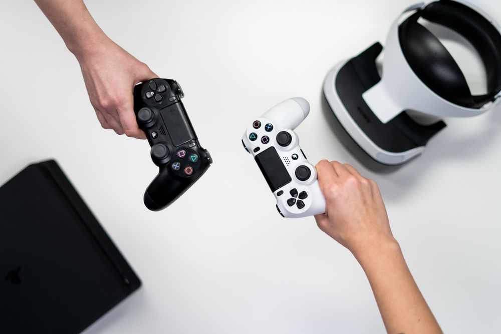 ゲームコントローラーを持つ手