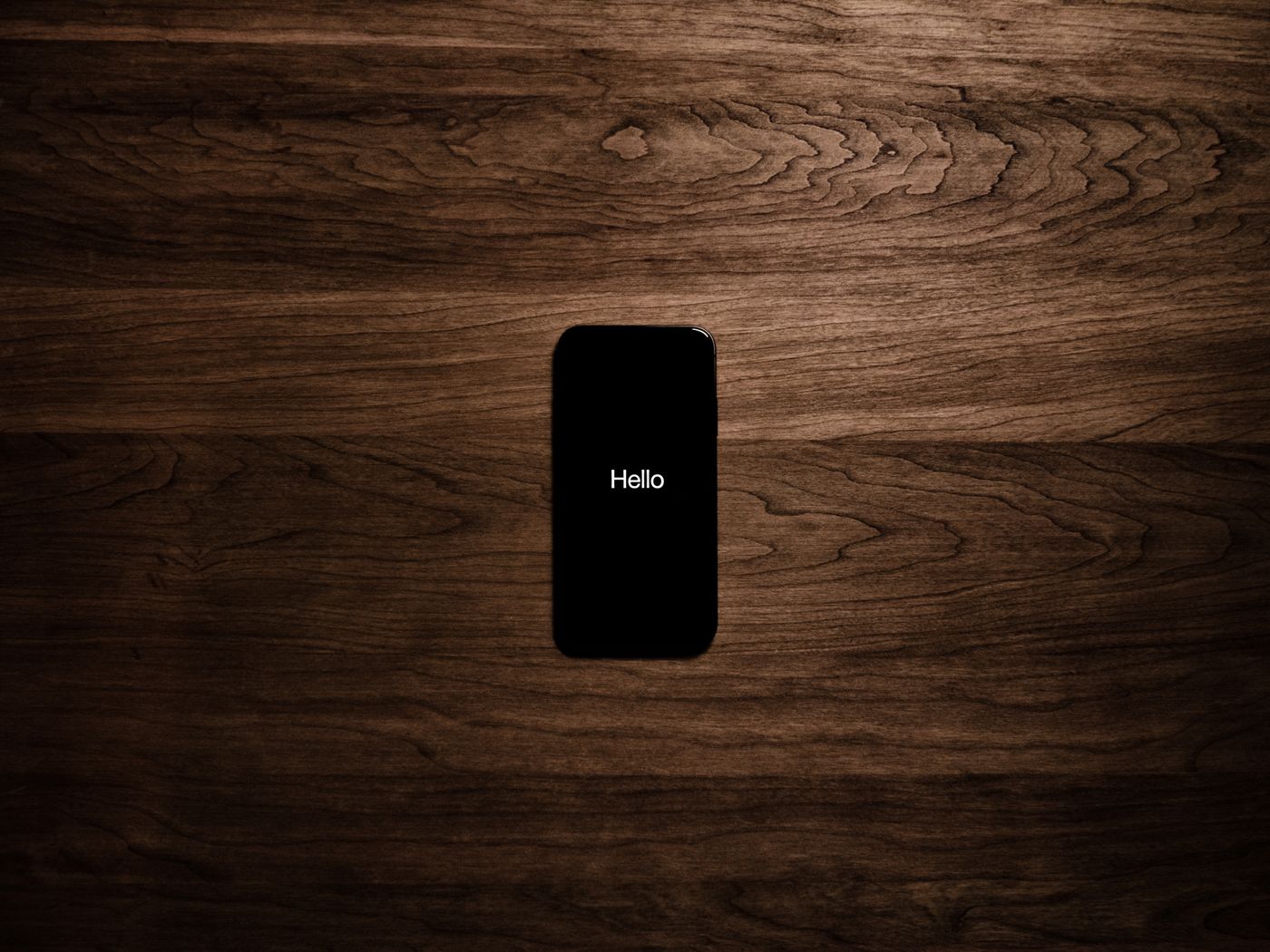 ダークウッドの上に置かれたスマートフォン